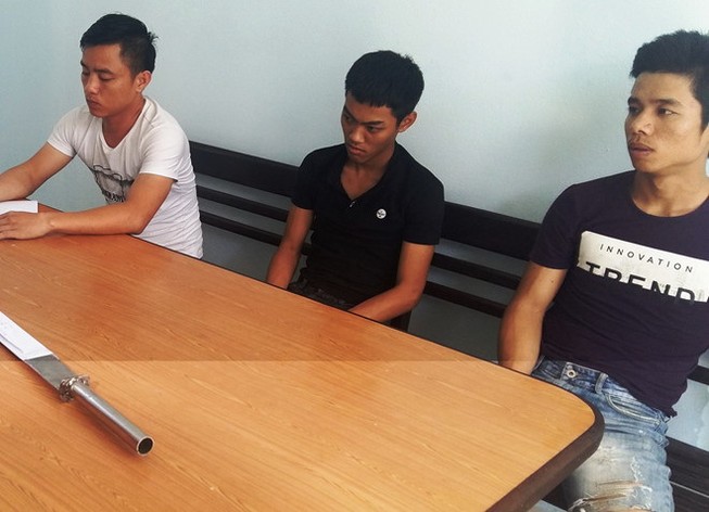 Bắt nhóm thanh niên dùng mã tấu chém người, phá xe để trả thù