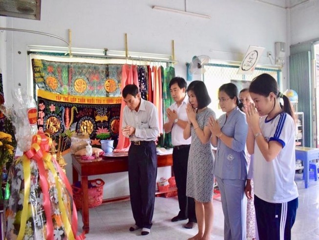 Thủ tướng tri ân một giáo viên đã khuất