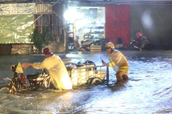 2 việc cần làm ngay khi xe bị chết máy do ngập nước