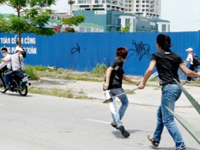Đứng đợi mẹ, cô gái bị nhóm người đánh tơi tả ở quận 4
