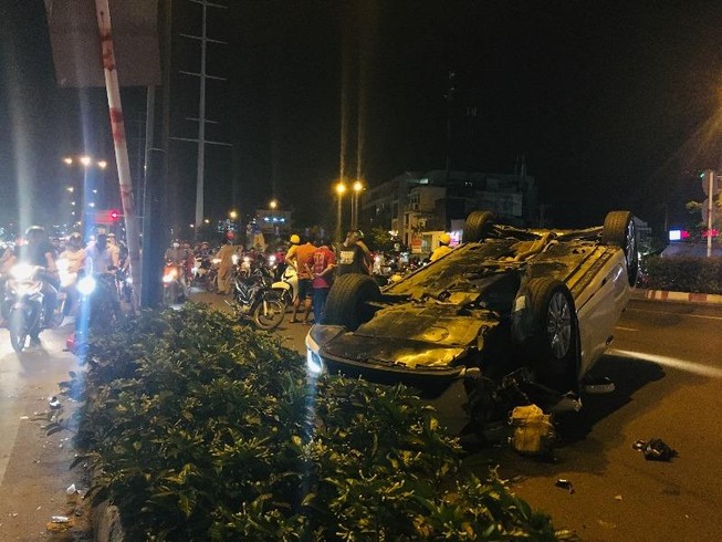 Ô tô lật nhào trên đường Phạm Văn Đồng