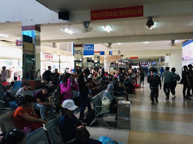 Dân Sài Gòn đội nắng ra bến xe về quê nghỉ lễ dài ngày