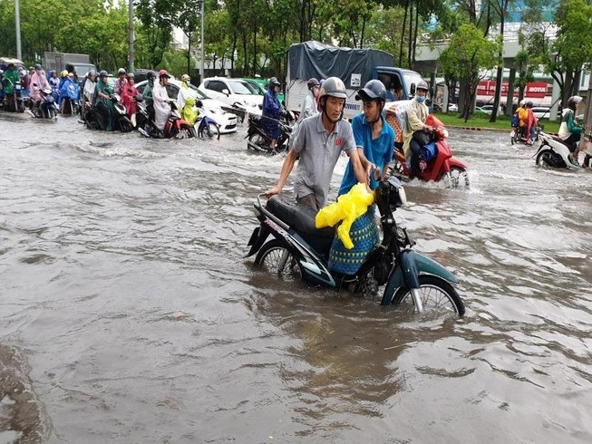 Mưa lớn, nhiều tuyến đường hóa sông tại TP.HCM