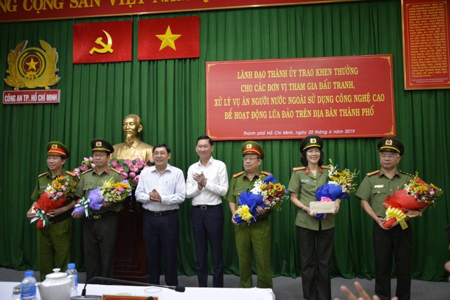 Khen thưởng vụ triệt băng giả làm công an Trung Quốc lừa đảo