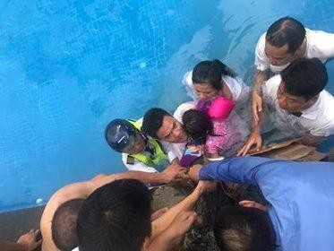 Bé gái bị ống nước bể bơi hút tay và lời khuyên của cảnh sát
