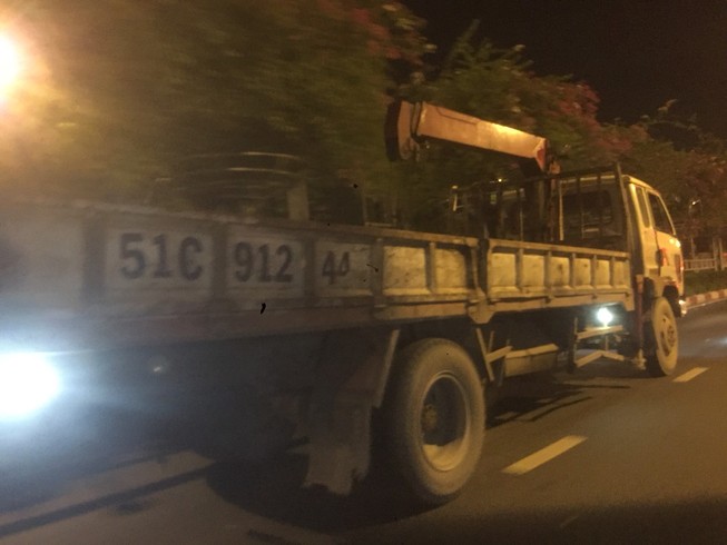 Sau tai nạn chết người, dân chụp ảnh một xe tải gửi công an