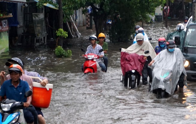 Bắt đầu thi công sửa chữa ‘rốn ngập’ đường Nguyễn Hữu Cảnh