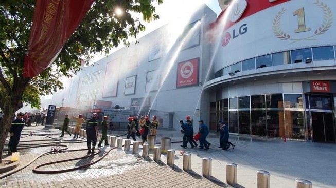 Gần 100 cảnh sát PCCC thực tập cứu hỏa tại Lotte Mart