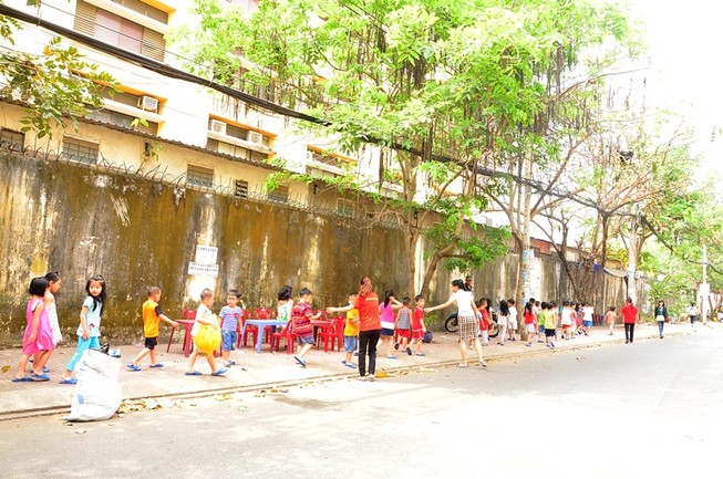 Hàng trăm học sinh hoảng loạn di tản vì chuông báo cháy giả