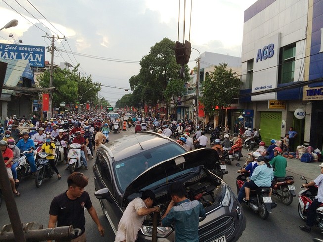 Xế hộp 'bay' lên dải phân cách, kẹt xe nhiều cây số