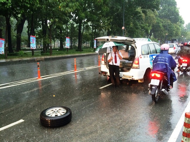 Xe taxi rớt bánh khi chở 7 hành khách đến sân bay Tân Sơn Nhất