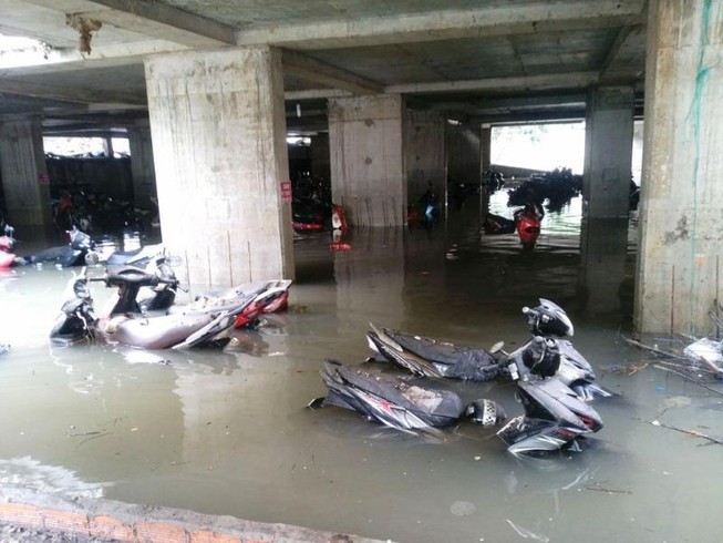 Cảnh sát PCCC giải cứu hàng ngàn xe máy bị ngập
