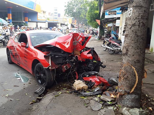 Ô tô tông gốc cây nát đầu, dân cạy cửa cứu tài xế