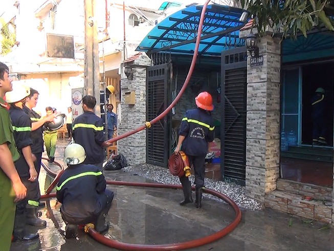 5 người mắc kẹt trong căn nhà 4 tầng bị cháy ở TP.HCM