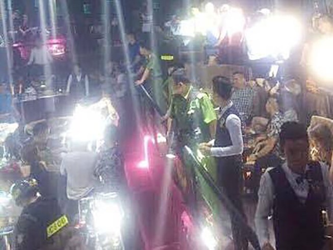 Cảnh sát cùng chó nghiệp vụ đột kích quán bar ở TP.HCM
