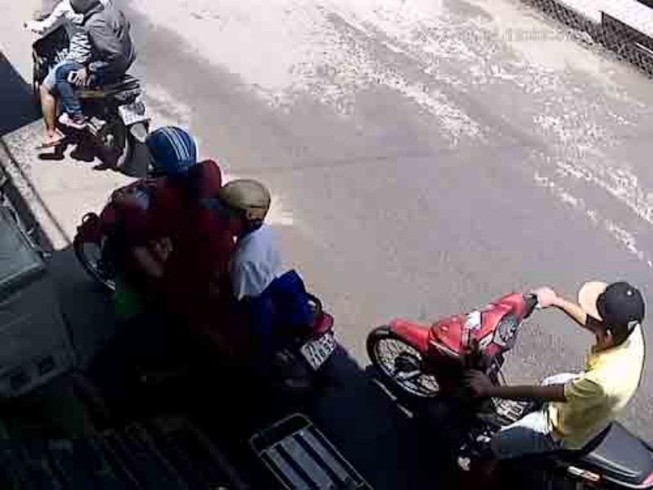 Hai tên cướp táo tợn giật điện thoại giữa ban ngày