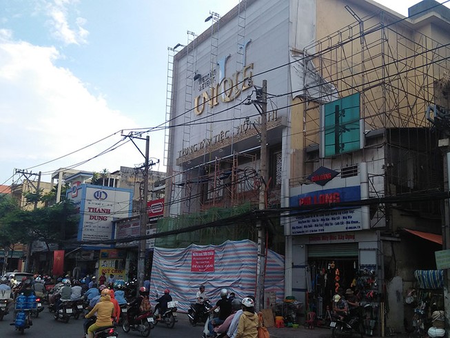 Bị điện giật, nam công nhân rơi từ tầng 2 xuống đất