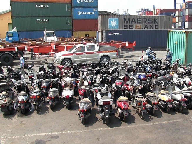 Kiểm tra trên 50 container hàng lậu tại cảng Cát Lái
