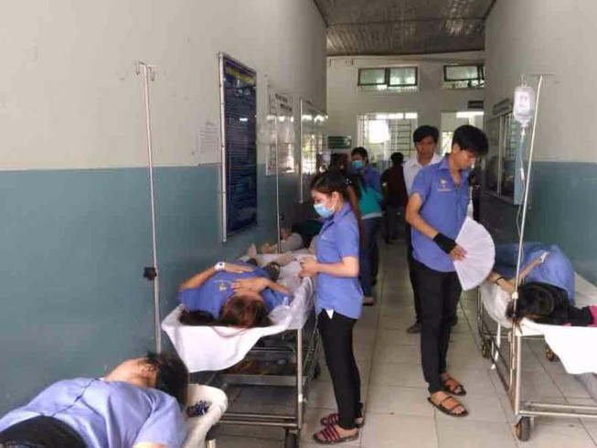 Hàng chục công nhân nôn ói, ngất xỉu trong giờ làm