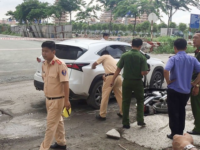 Cả chục người nâng ô tô cứu 1 phụ nữ dưới gầm