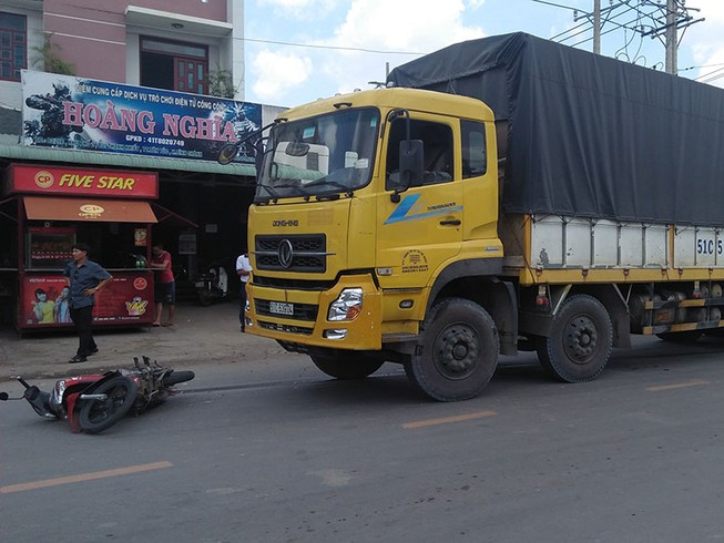 Xe tải cuốn 2 vợ chồng kéo lê trên đường