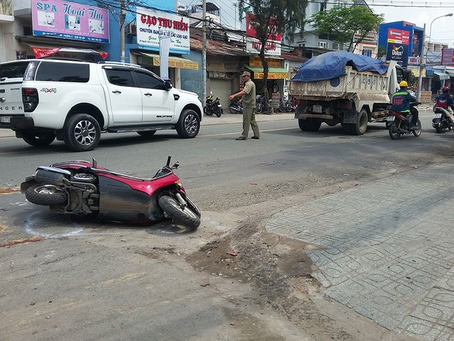 Hai vợ chồng đi khám bệnh về bị xe ben tông