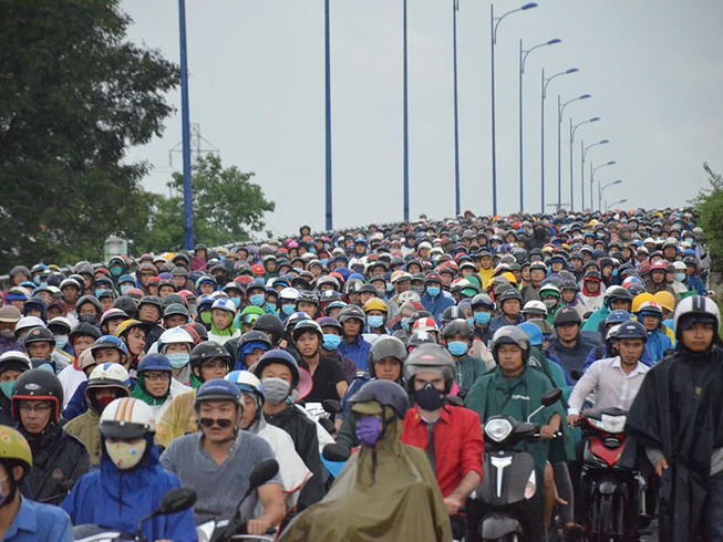 Xe đầu kéo lao qua đường, xa lộ Hà Nội kẹt cứng lúc mưa