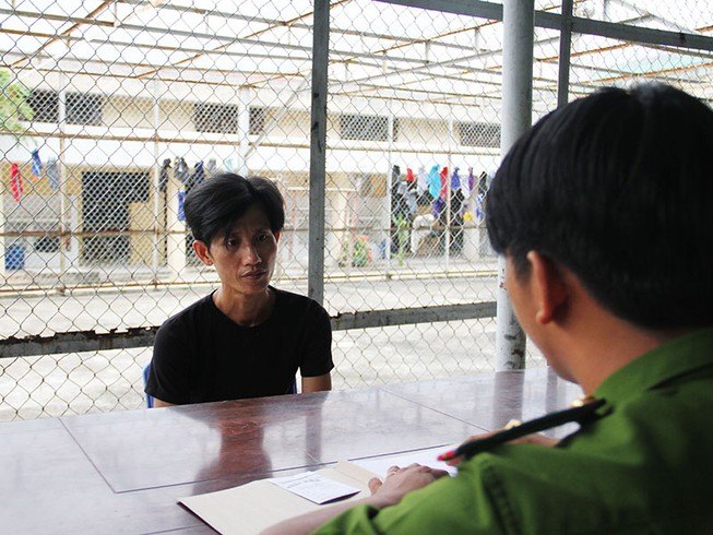 Cô gái bị nhóm thanh niên gí dao cướp xe ở cầu Nước Lên