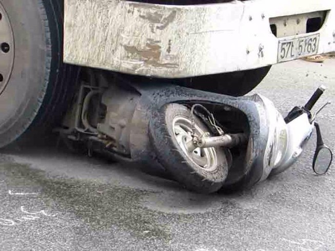 Bị xe đầu kéo húc văng, người phụ nữ 20 tuổi tử vong