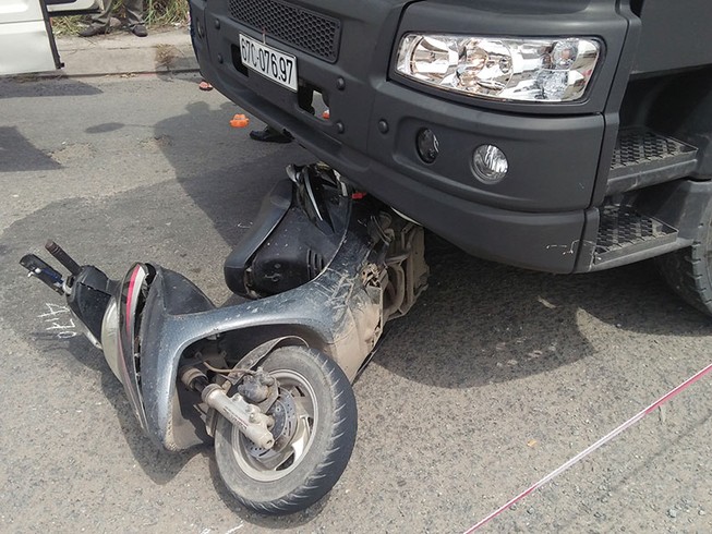 Xe tải cuốn gia đình vào gầm, 2 vợ chồng tử vong