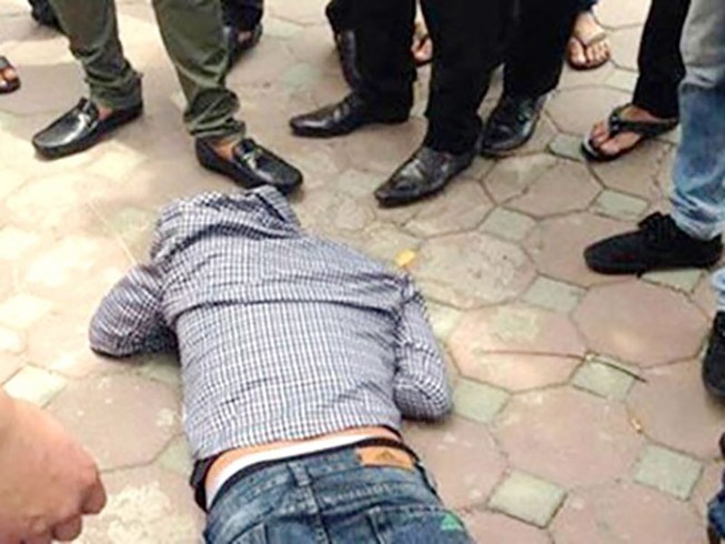 1 thanh niên bị dí dao ép lên xe máy đưa đi hành hung
