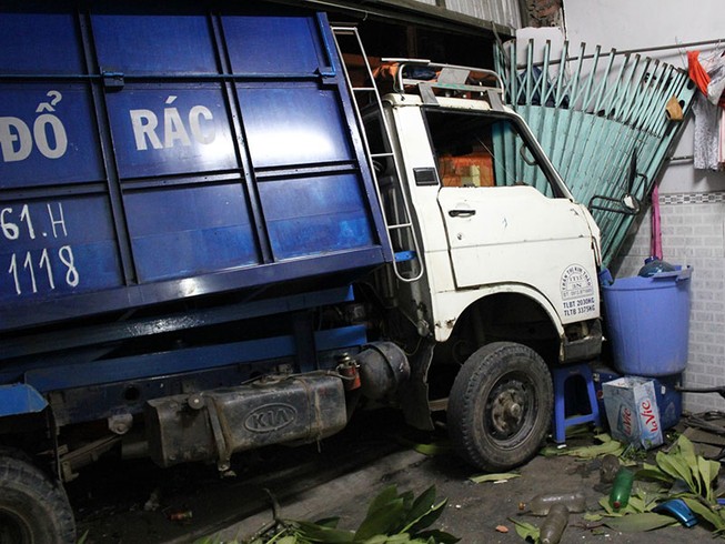 Container húc văng xe rác vào nhà dân