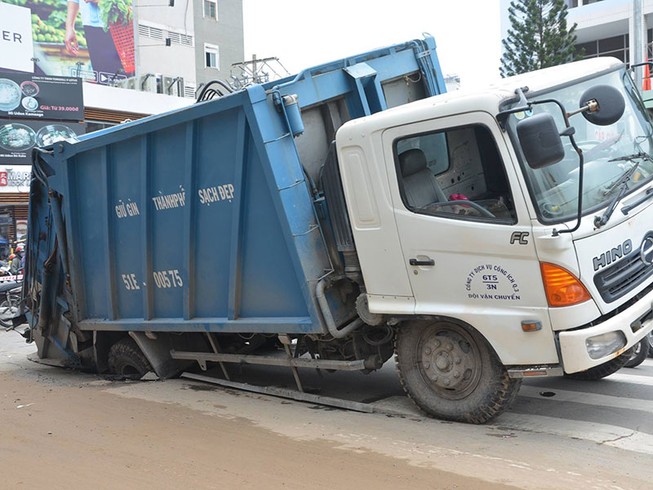 Xe chở rác sụp hố sâu ở trung tâm TP.HCM