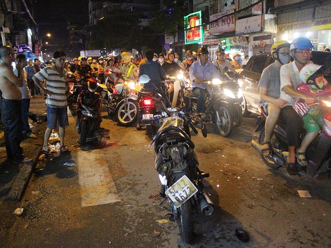 Xe bán tải tông hàng loạt xe máy đang di chuyển