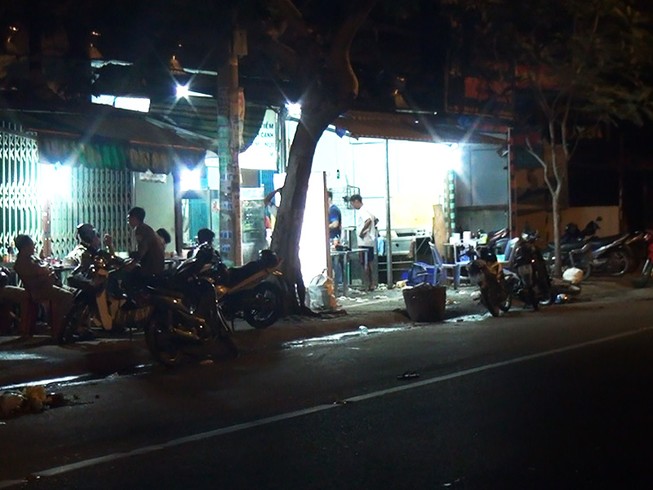 Thanh niên bị đánh gục trong quán hủ tiếu ở Bình Tân