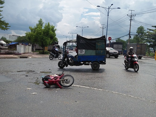 Tông xe máy vào ba gác, 3 thanh niên nhập viện
