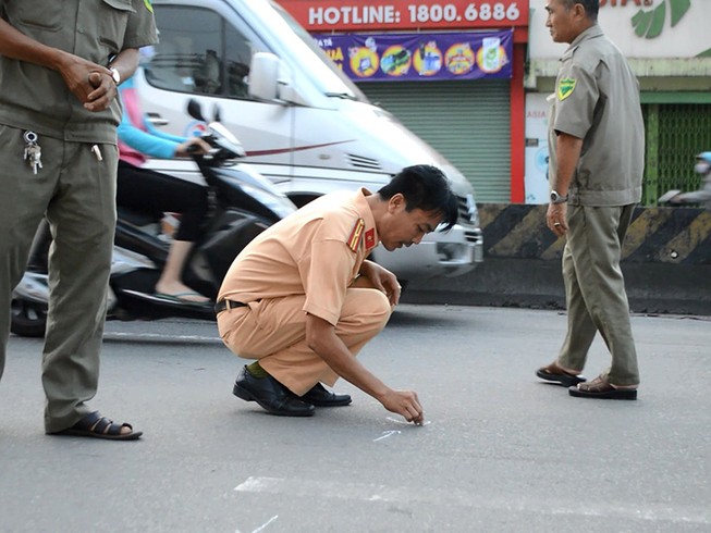 Cụ ông đi xe đạp bị tông trọng thương ở Thủ Đức