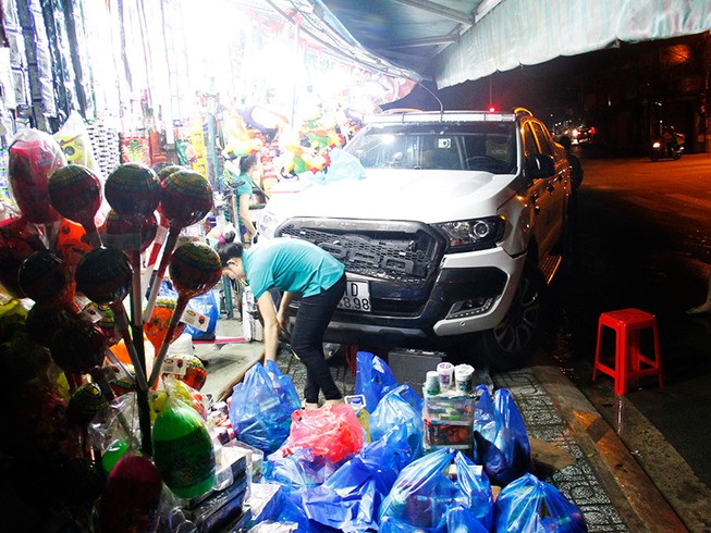Xe bán tải lao vào cửa hàng, 5 người may mắn thoát nạn