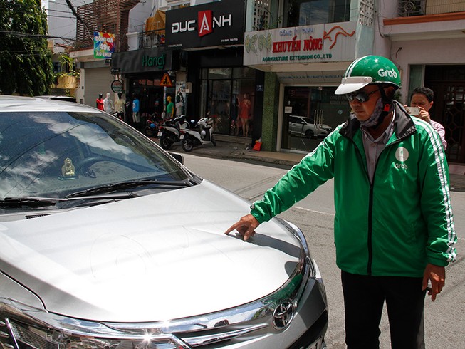 Chủ quán nhậu bị tố gọi người đập 6 ô tô Grab