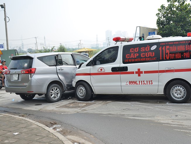 Xe cấp cứu Phú Yên tông xế hộp trên đại lộ Mai Chí Thọ