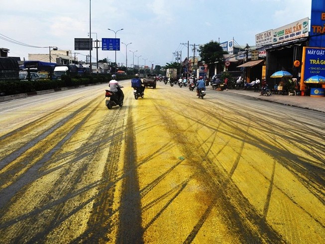 Hóa chất tràn xuống đường bốc mùi, người dân tháo chạy