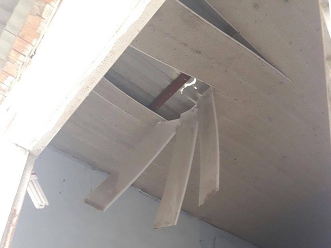 Khối bê tông rơi trúng phòng 2 chị em đang ngủ
