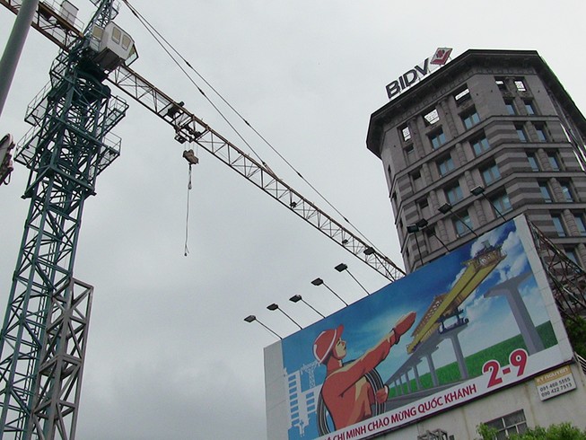 Tay cẩu va ngân hàng ở quận 3, hai xe sang bị hỏng