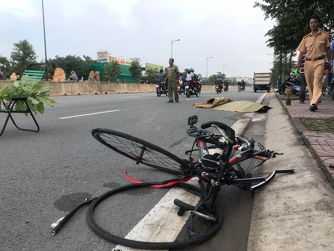 Dân truy bắt ô tô tông chết người ở đường Phạm Văn Đồng