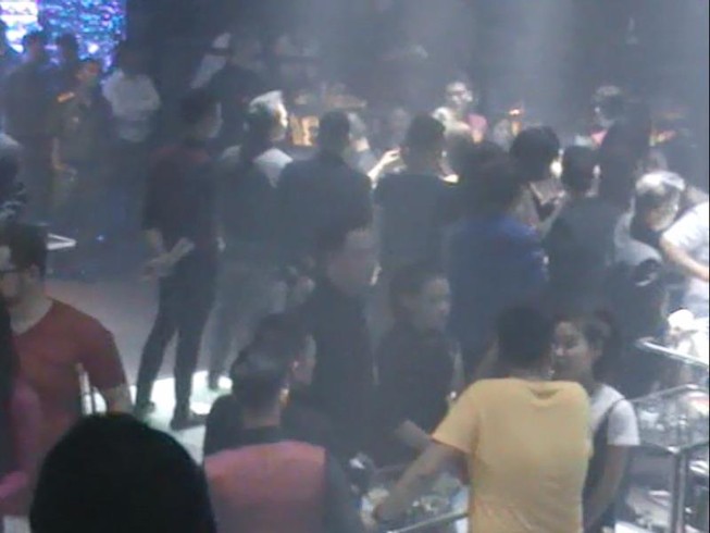 Hàng chục người phê ma túy trong bar Las Vegas ở quận 1