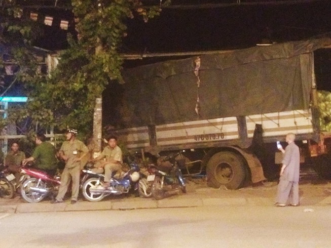 Tránh xe máy vượt đèn đỏ, xe tải tông sập tường chùa