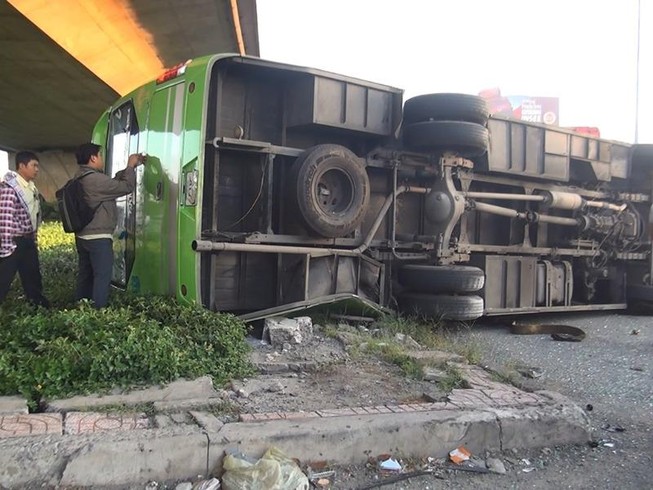 TP.HCM: Xe khách lật ngang, nhiều người kêu cứu