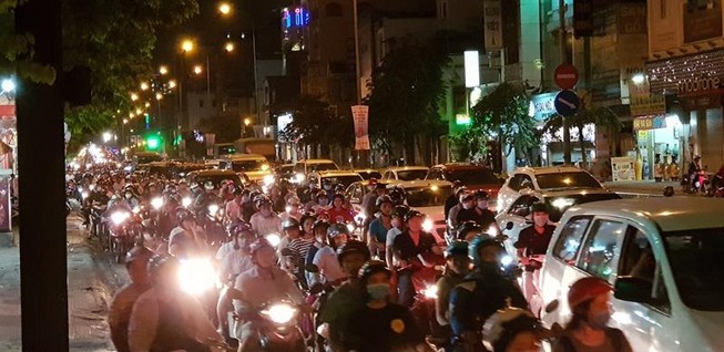 Đường Cộng Hòa kẹt cứng sau va chạm xe