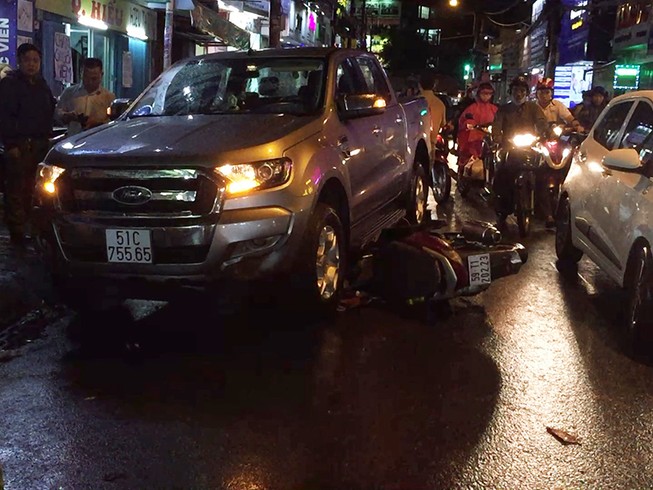 Va chạm liên hoàn 3 xe trong mưa, 2 mẹ con bị thương