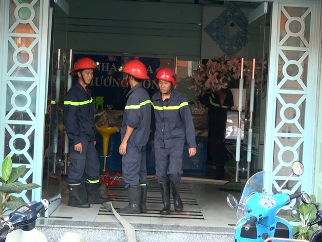 Cháy lớn hàng chục người tháo chạy khỏi phòng khám răng